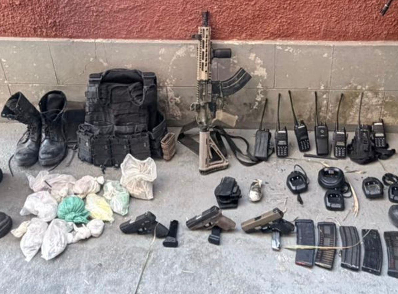 Criminosos fazem moradores reféns no Morro do Estado, trocam tiros com a polícia, um morre e arsenal de guerra é apreendido