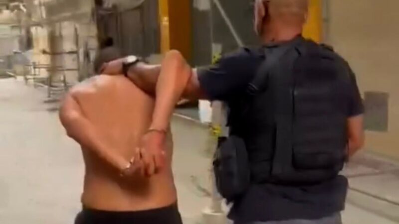 Delegacia de Homicídios de Niterói prende homem acusado de matar o padrasto e balear a própria irmã em Camboinhas, em Niterói