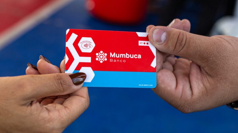 Maricá realiza entrega de novos cartões Mumbuca para beneficiários recadastrados