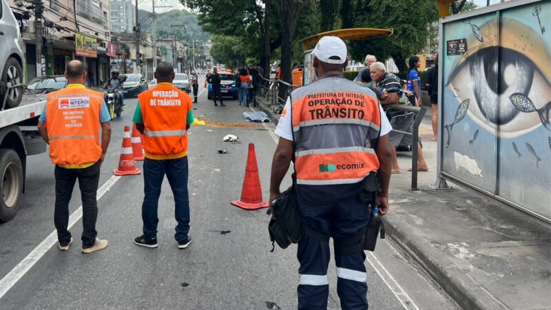 Acidente envolvendo ônibus e motos deixa um morto e três feridos na Alameda São Boaventura, em Niterói