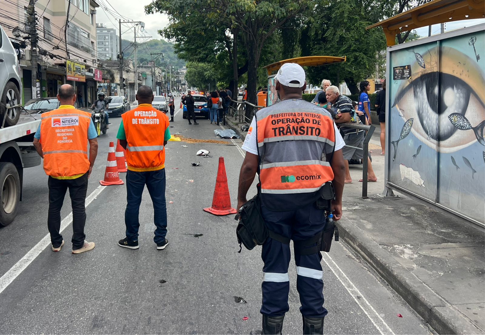 Acidente envolvendo ônibus e motos deixa um morto e três feridos na Alameda São Boaventura, em Niterói