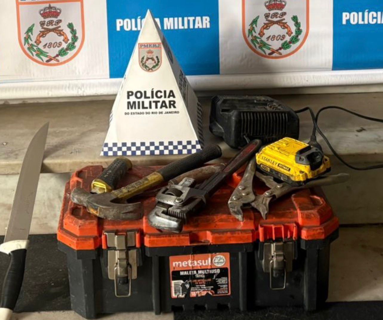 Trio é detido após furto a estabelecimento comercial no Centro de Niterói