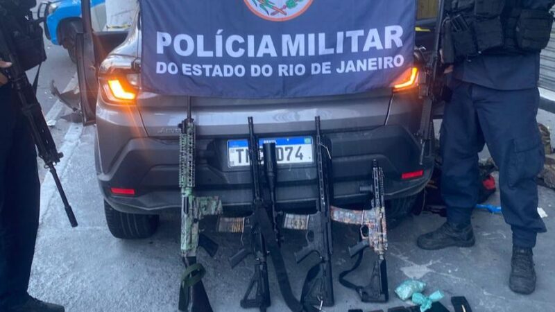Perseguição do 12ºBPM termina com dois mortos, três presos e apreensão de 4 fuzis no Centro de Niterói