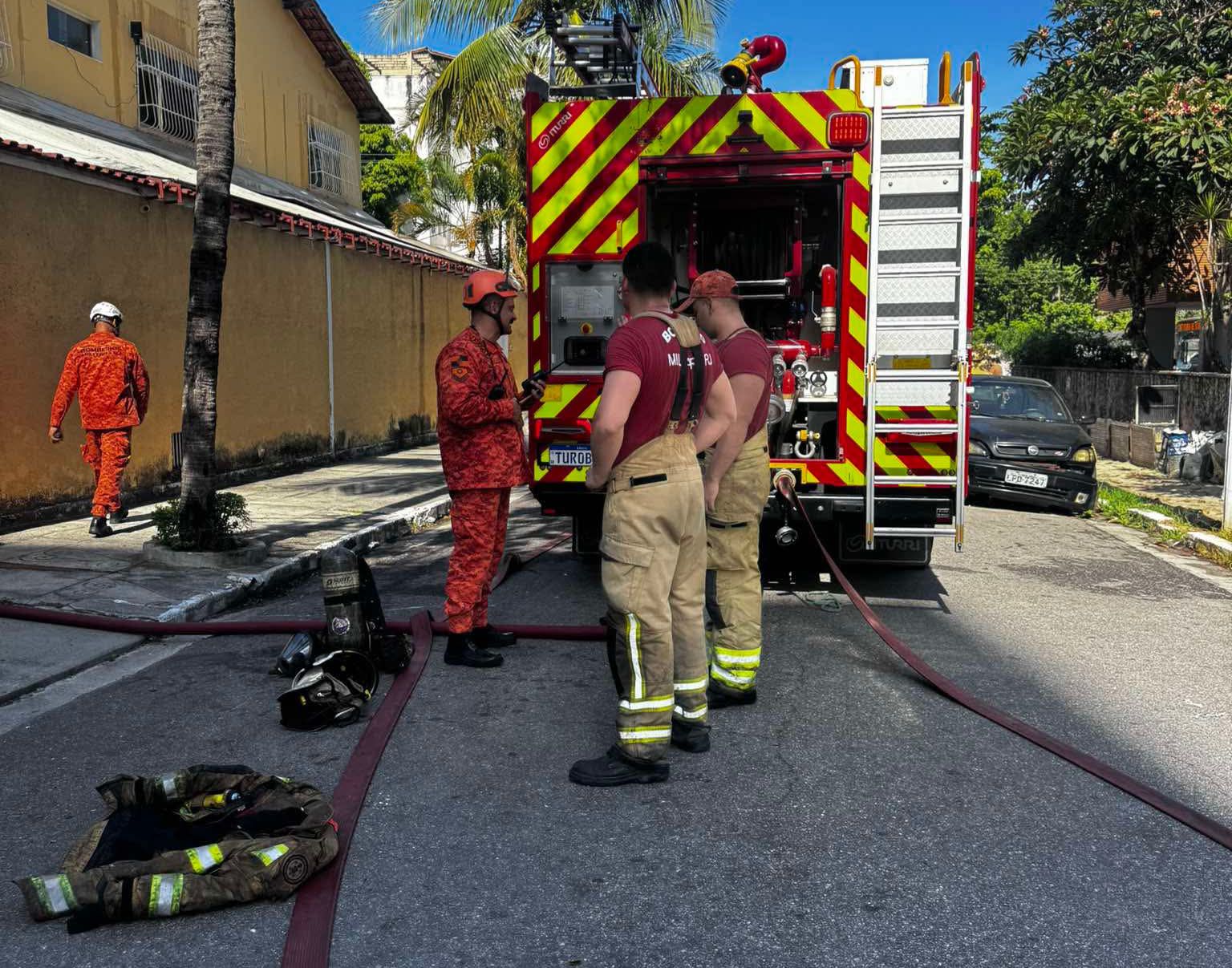 Incêndio atinge Clube Livre de Arte e Cultura no Vital Brazil, em Niterói