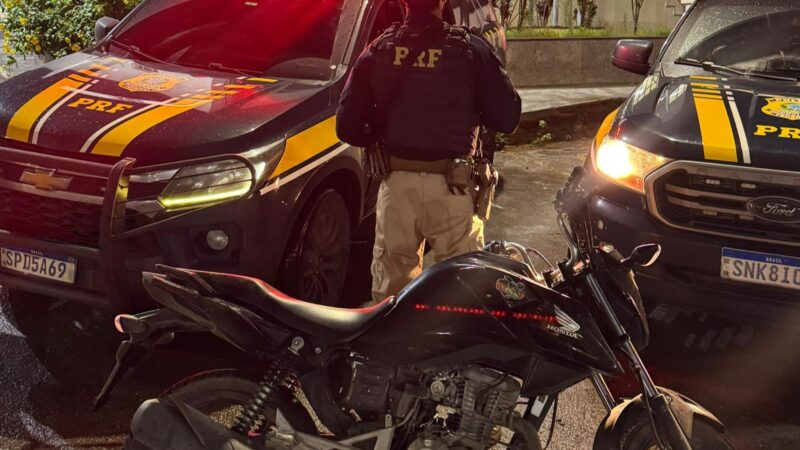 PRF age rápido após denúncia de tentativa de assalto na Rio x MAGÉ e prende dupla com simulacro e moto furtada