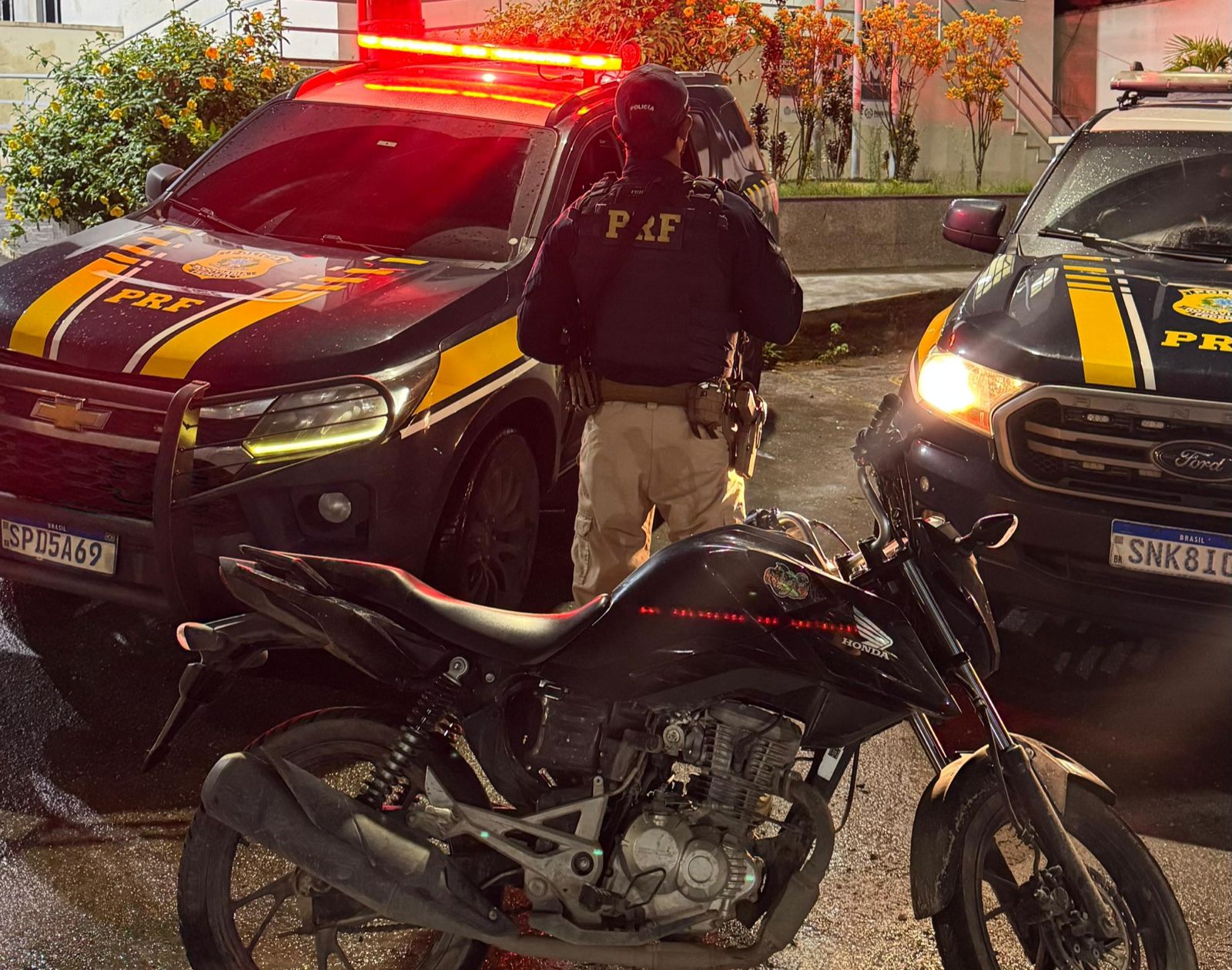 PRF age rápido após denúncia de tentativa de assalto na Rio x MAGÉ e prende dupla com simulacro e moto furtada
