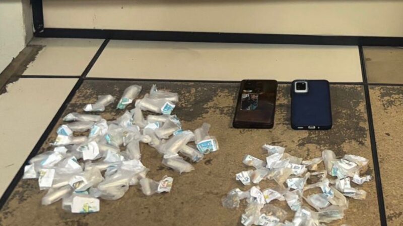 Dois homens são presos e adolescente apreendido por tráfico de drogas no Complexo da Viradouro, em Niterói