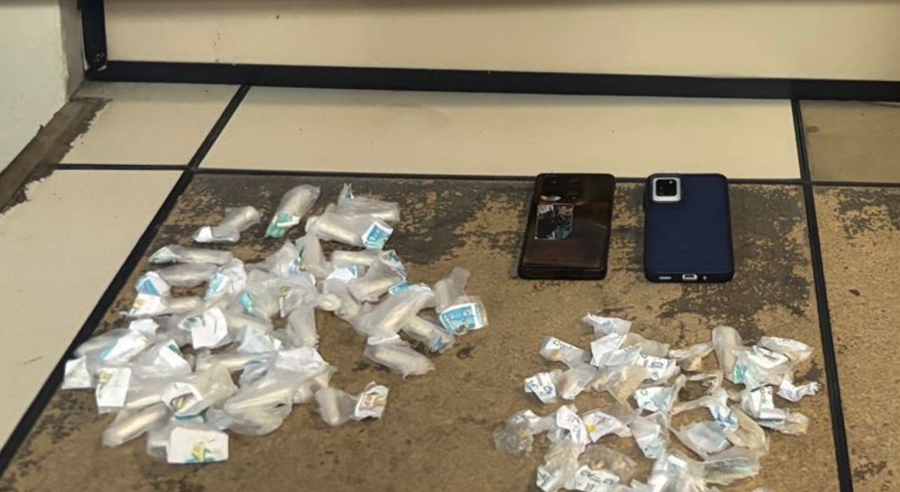 Dois homens são presos e adolescente apreendido por tráfico de drogas no Complexo da Viradouro, em Niterói