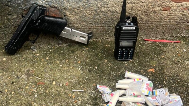 Policiais militares do 1º BPM prendem homem com pistola, rádio comunicador e drogas na Comunidade do Feijão, em São Gonçalo