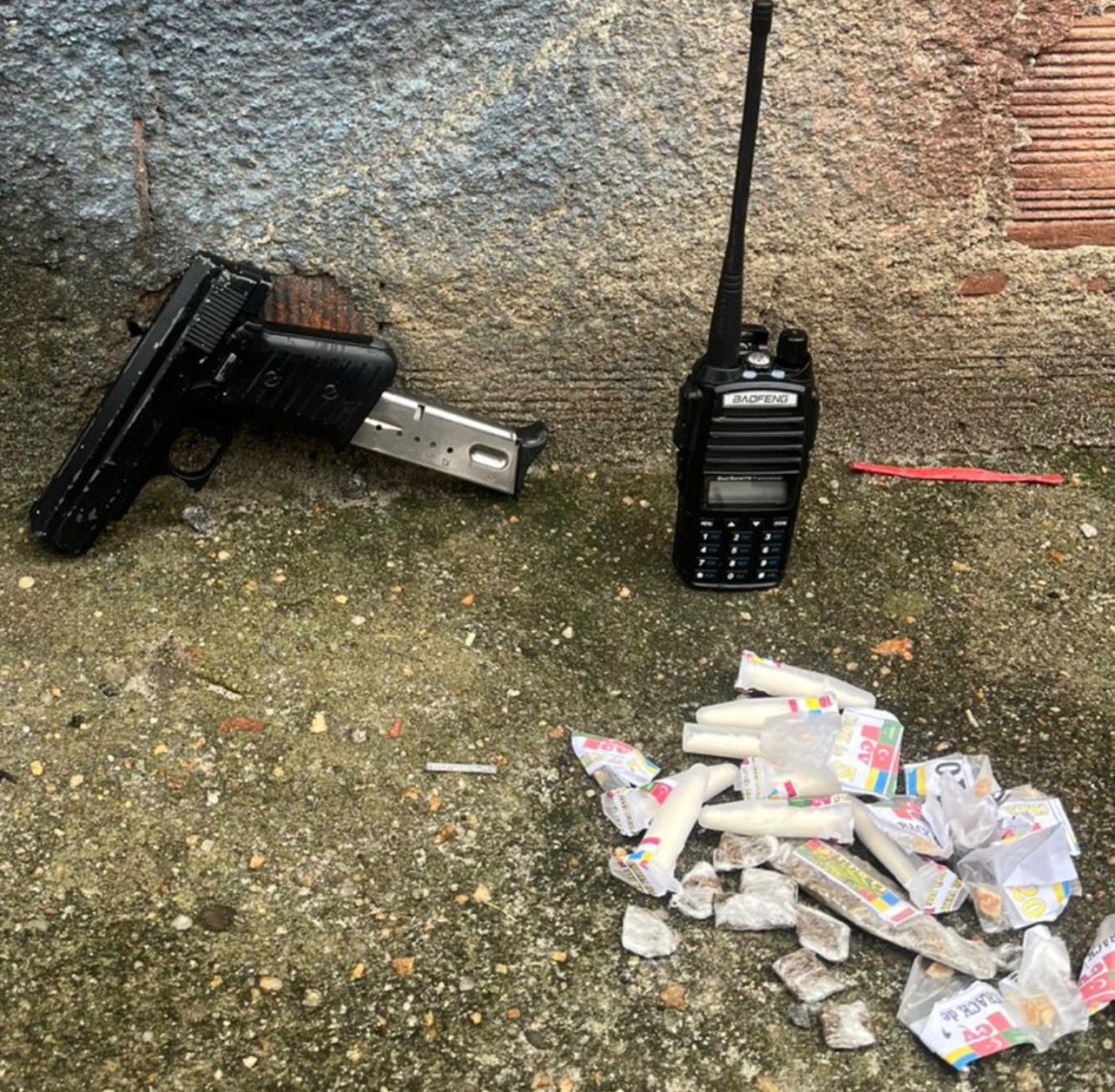 Policiais militares do 1º BPM prendem homem com pistola, rádio comunicador e drogas na Comunidade do Feijão, em São Gonçalo
