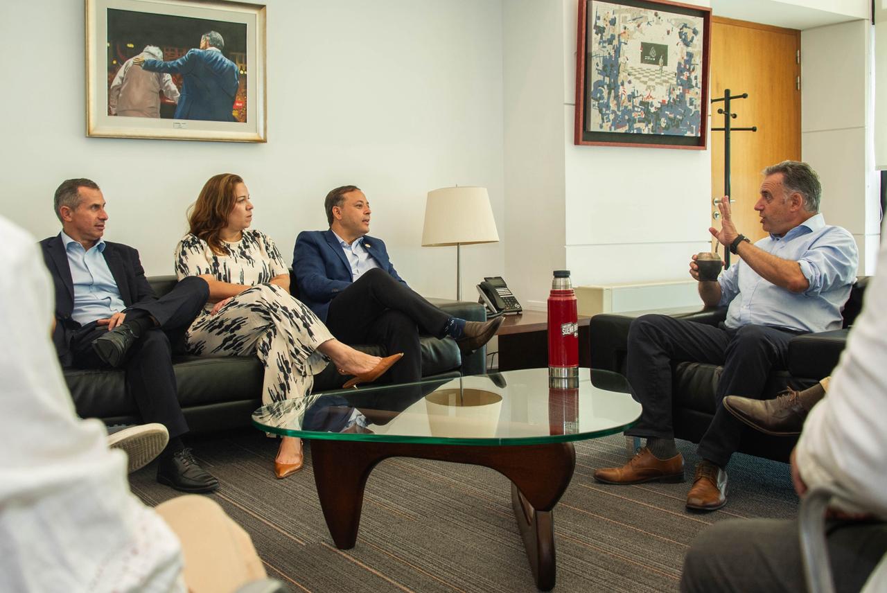 Prefeito de Niterói (RJ) é recebido pelo presidente do Uruguai