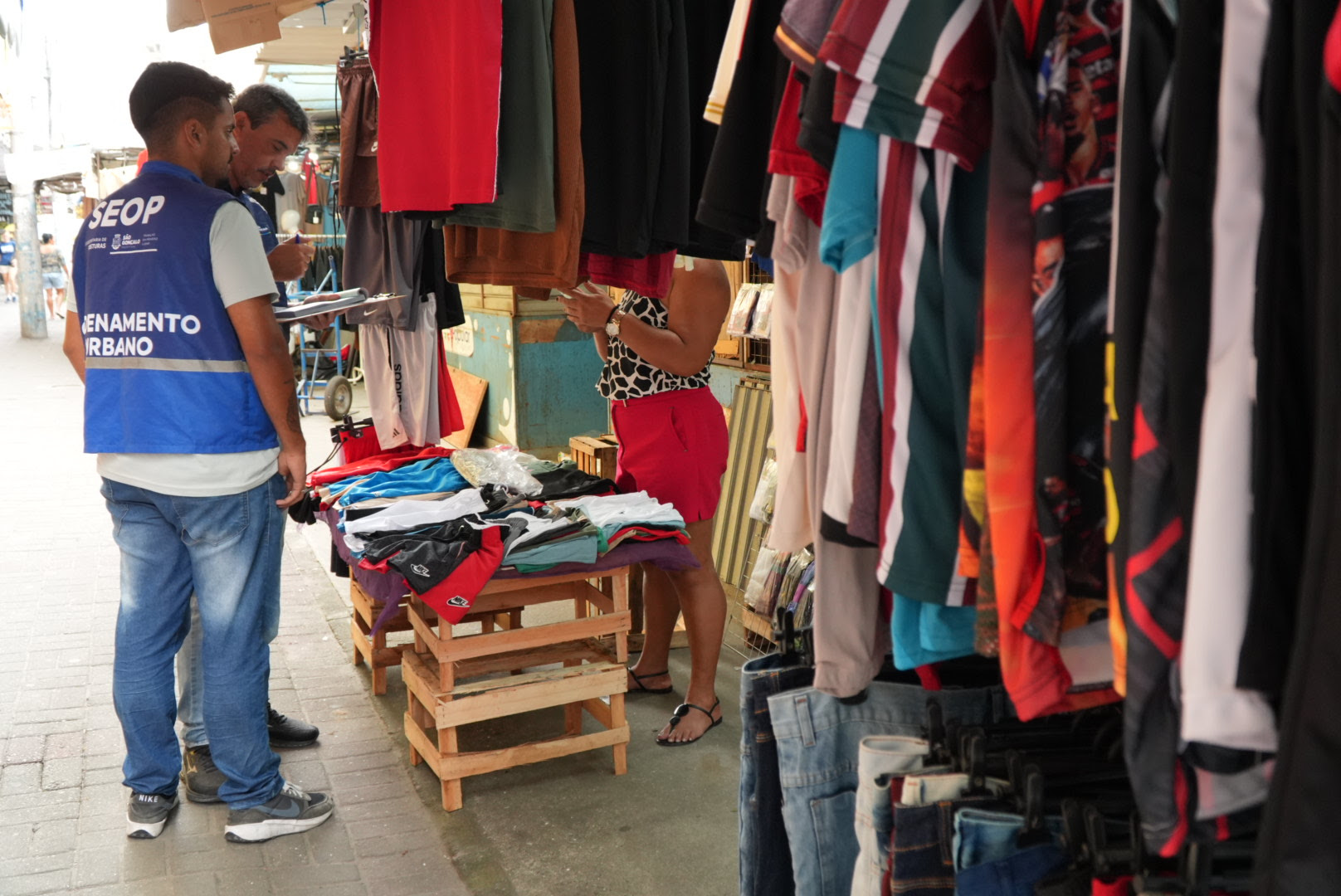 Posturas realiza ação de ordenamento do comércio autônomo em São Gonçalo