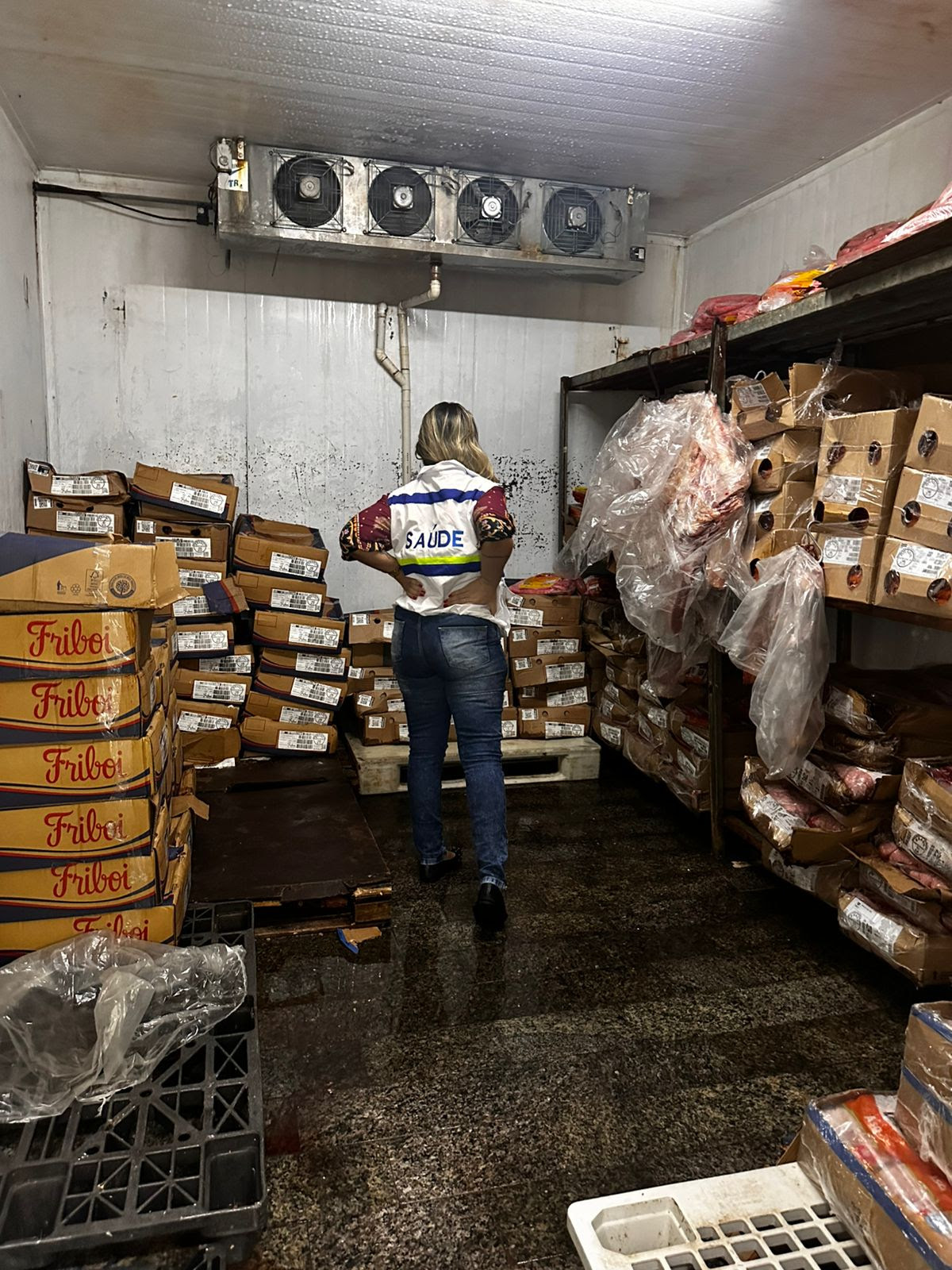 Vigilância Sanitária descarta mais de uma tonelada de alimentos em vistoria a supermercados