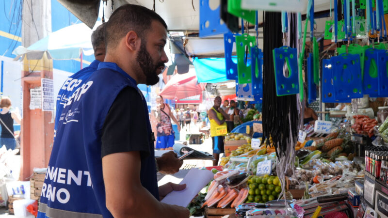 Posturas fiscaliza comércio autônomo no Espaço Raul Veiga