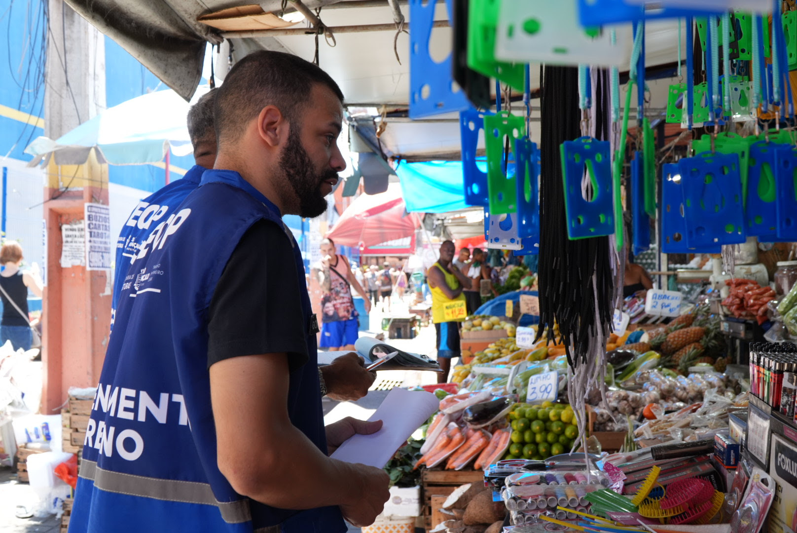 Posturas fiscaliza comércio autônomo no Espaço Raul Veiga