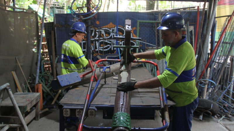 Conservação realiza reparos de brinquedos de espaços públicos de lazer