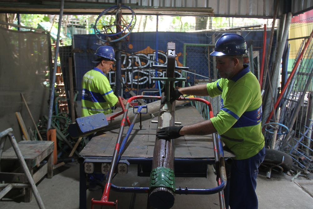 Conservação realiza reparos de brinquedos de espaços públicos de lazer