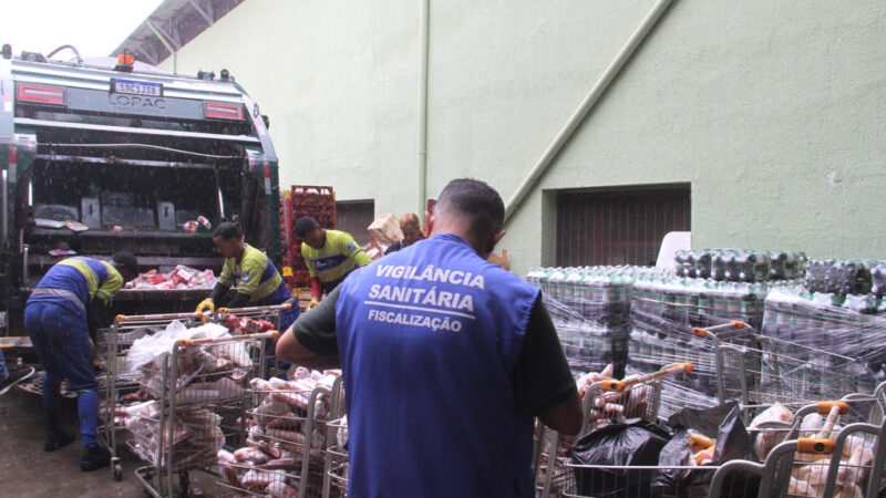 Vigilância Sanitária apreende mais de 775 quilos de produtos impróprios para consumo em supermercado 