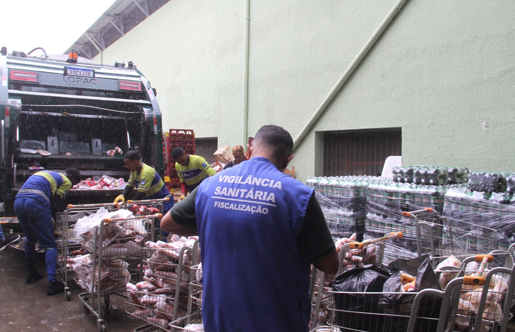 Vigilância Sanitária apreende mais de 775 quilos de produtos impróprios para consumo em supermercado 