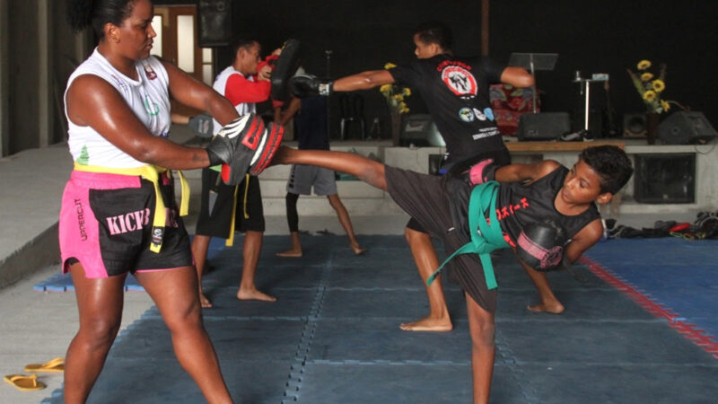 Kickboxing gratuito reúne gonçalenses no Engenho do Roçado