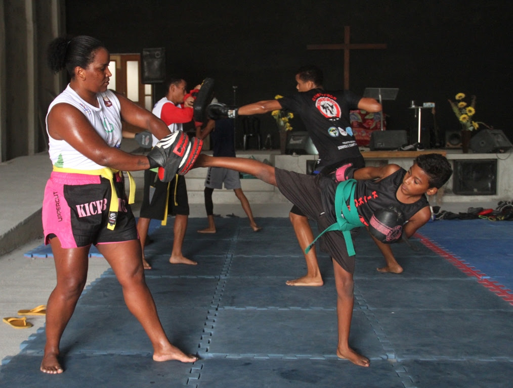 Kickboxing gratuito reúne gonçalenses no Engenho do Roçado