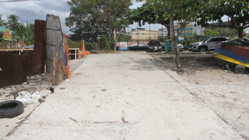 Prefeitura realiza ação na Praia das Pedrinhas para orientar pescadores sobre mudanças nas rampas de acesso dos barcos