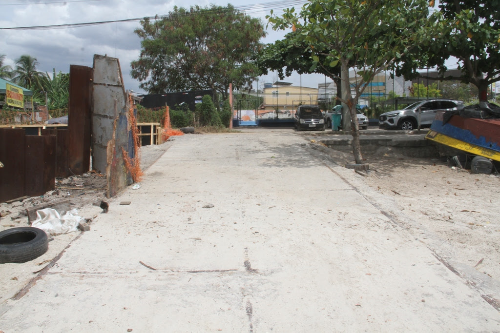Prefeitura realiza ação na Praia das Pedrinhas para orientar pescadores sobre mudanças nas rampas de acesso dos barcos