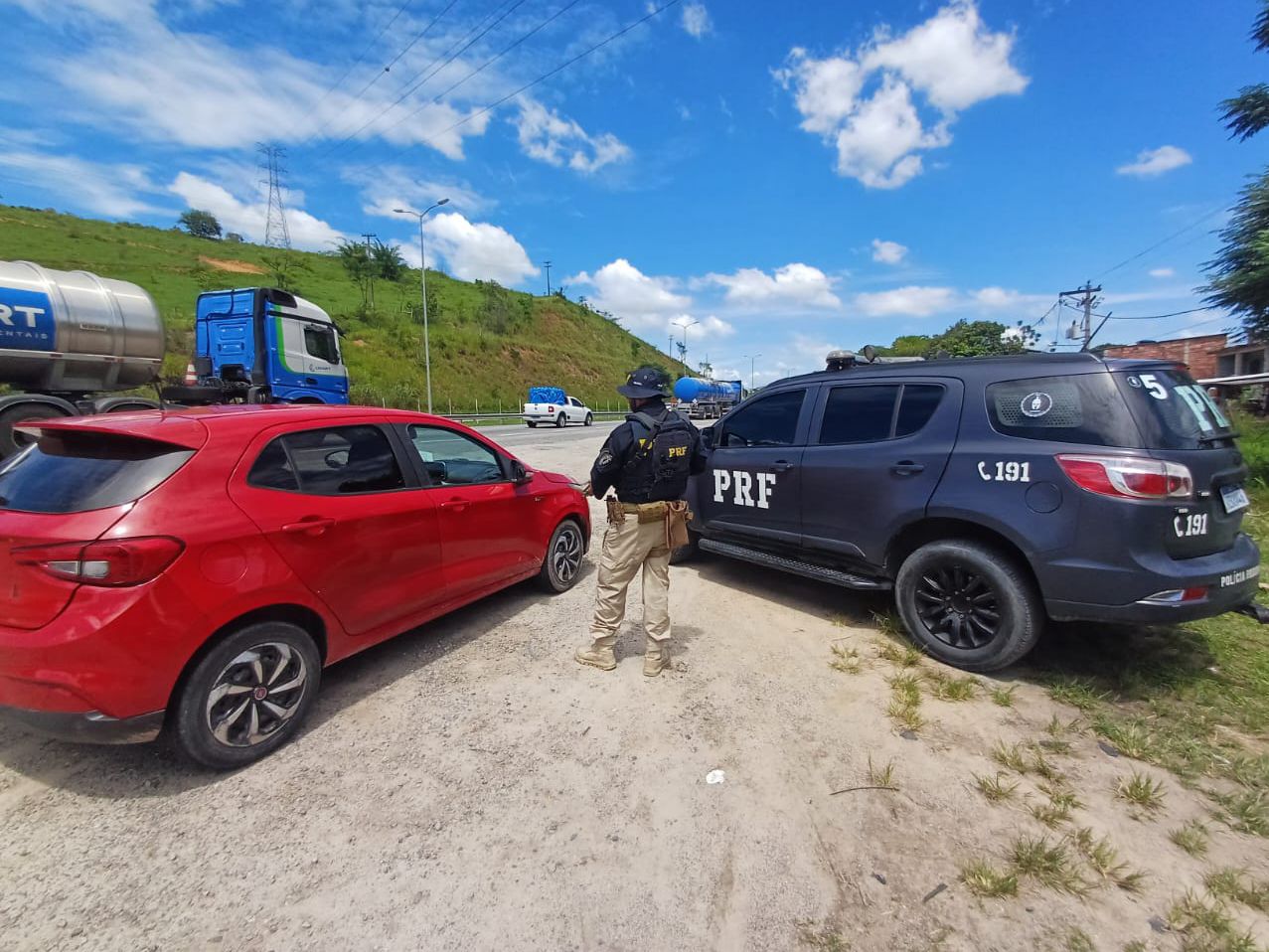 PRF recupera veículo clonado durante a Operação Atena na BR-101, em Itaboraí