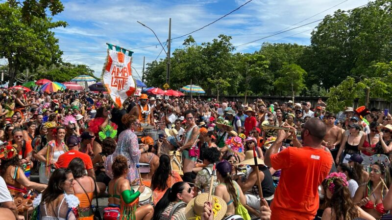 A folia em  Niterói  começa com força total nesta quinta-feira ( 12)