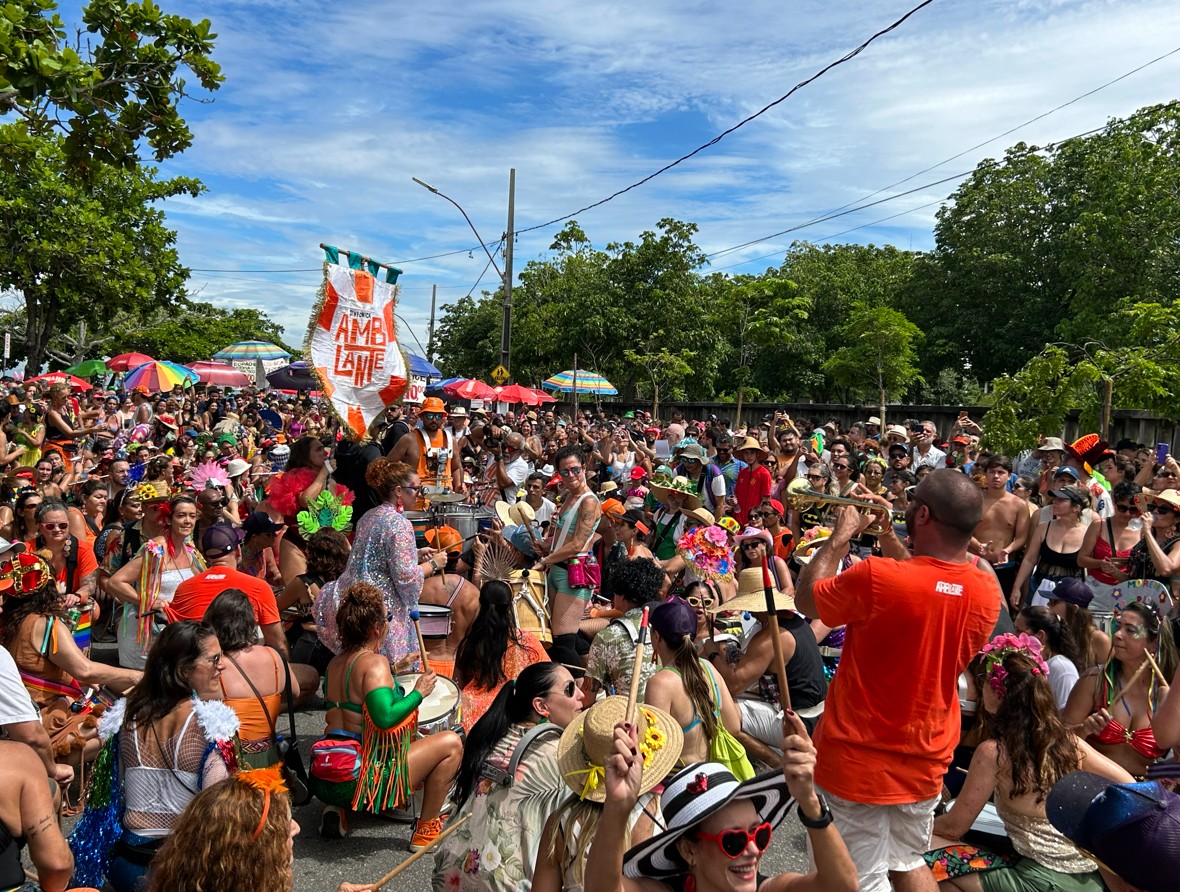 A folia em  Niterói  começa com força total nesta quinta-feira ( 12)