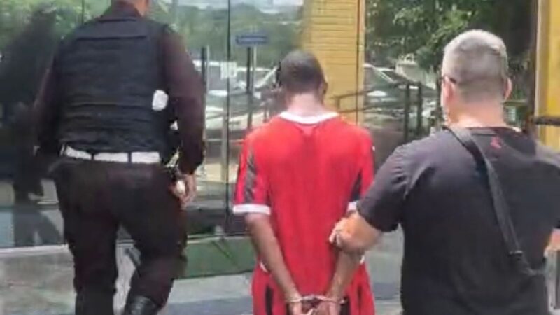 Foragido da Justiça por tráfico é preso dentro de ônibus na Via Lagos