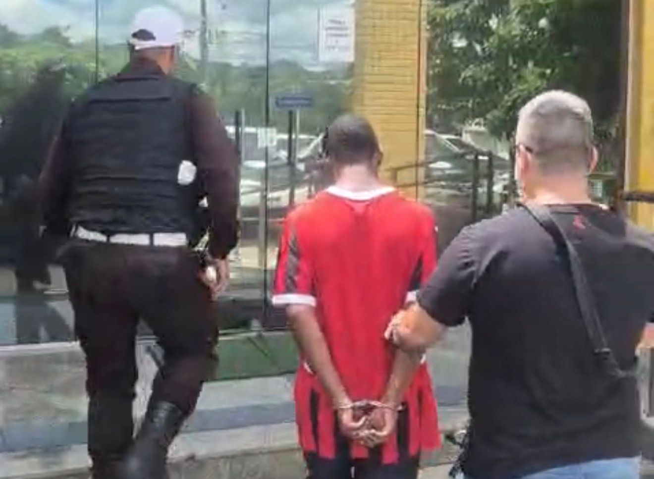 Foragido da Justiça por tráfico é preso dentro de ônibus na Via Lagos