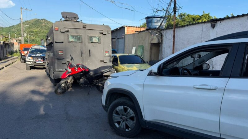 Policiais militares do 12º BPM são recebidos a tiros ao tentar recuperar carro e moto roubado na Ladeira do Quebra, no Fonseca