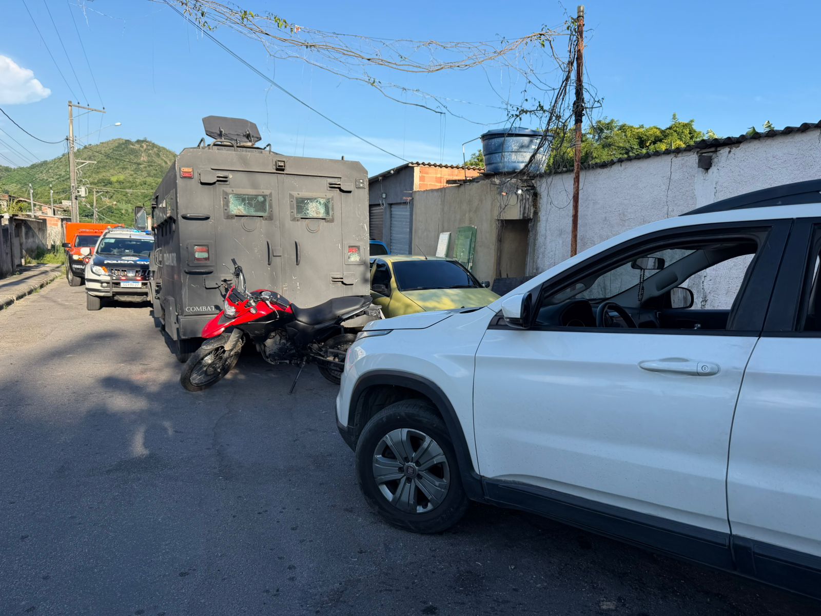 Policiais militares do 12º BPM são recebidos a tiros ao tentar recuperar carro e moto roubado na Ladeira do Quebra, no Fonseca