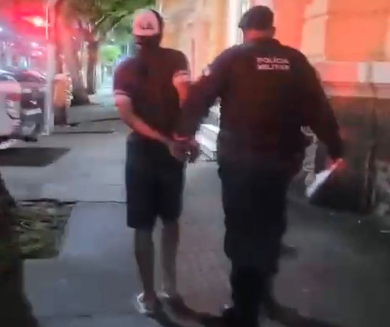 12º BPM prende homem por roubo durante a madrugada no Centro de Niterói