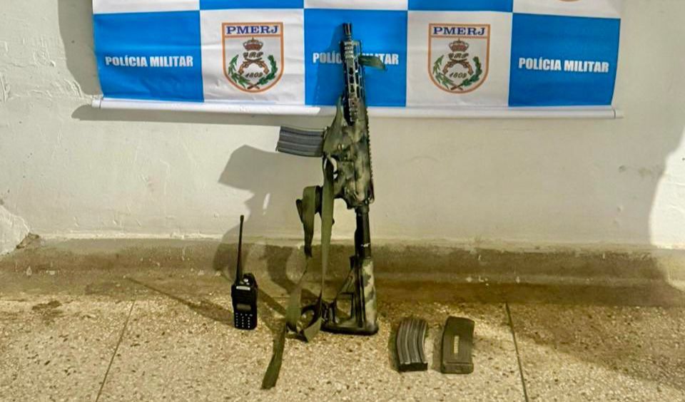 Polícia é recebida a tiros na comunidade da Coreia, confronto termina com homem morto, vestido com roupas camufladas, e fuzil 556, apreendido pelo 12º BPM em Niterói
