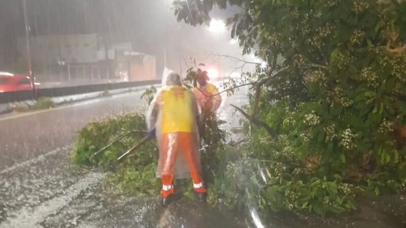 Niterói aciona sistema de sirene e alerta em comunidades e permanece em estágio de alerta com equipes atuando em toda a cidade