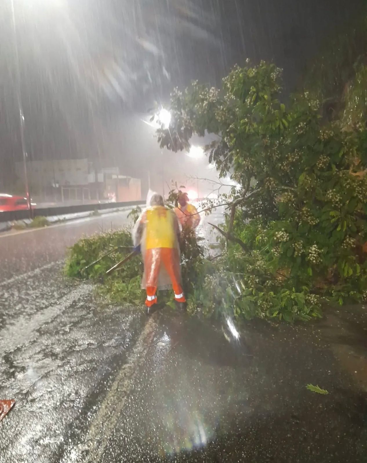 Niterói aciona sistema de sirene e alerta em comunidades e permanece em estágio de alerta com equipes atuando em toda a cidade