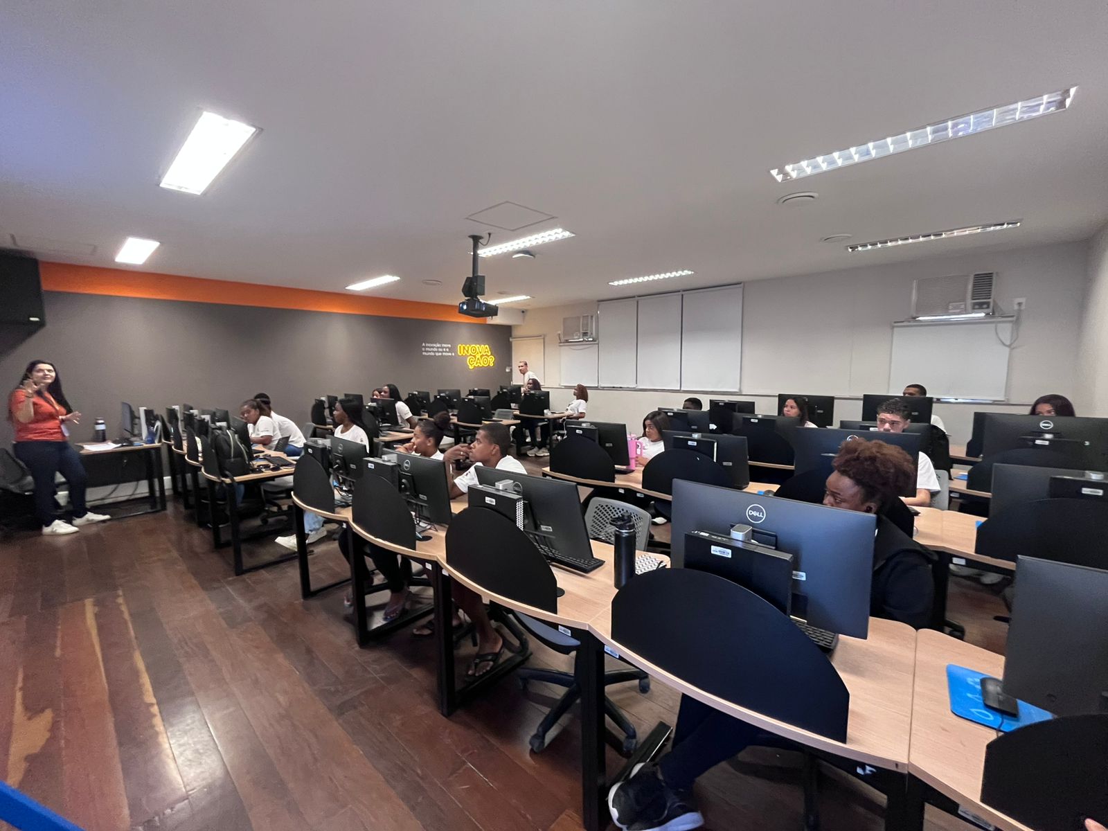 Feira de Empregabilidade: evento aproxima os participantes do programa Niterói Jovem EcoSocial do mercado de trabalho