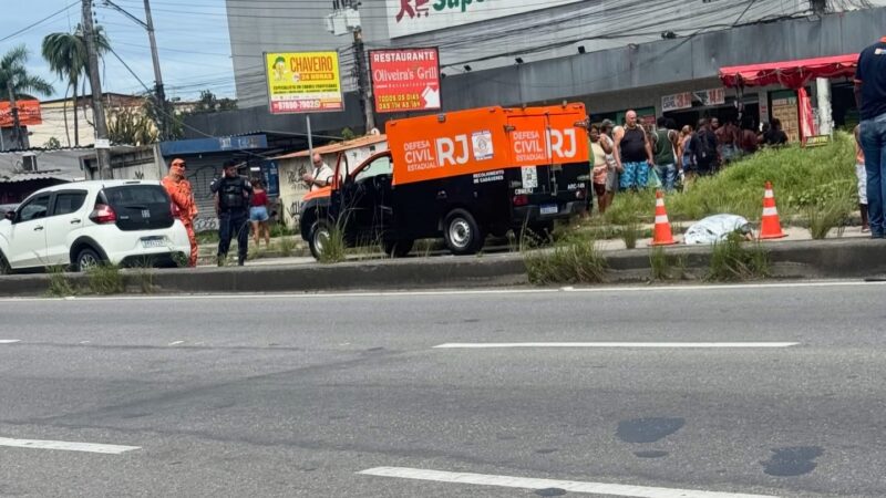 Atropelamento fatal na RJ-106 deixa mulher morta próximo à passarela do Engenho do Roçado