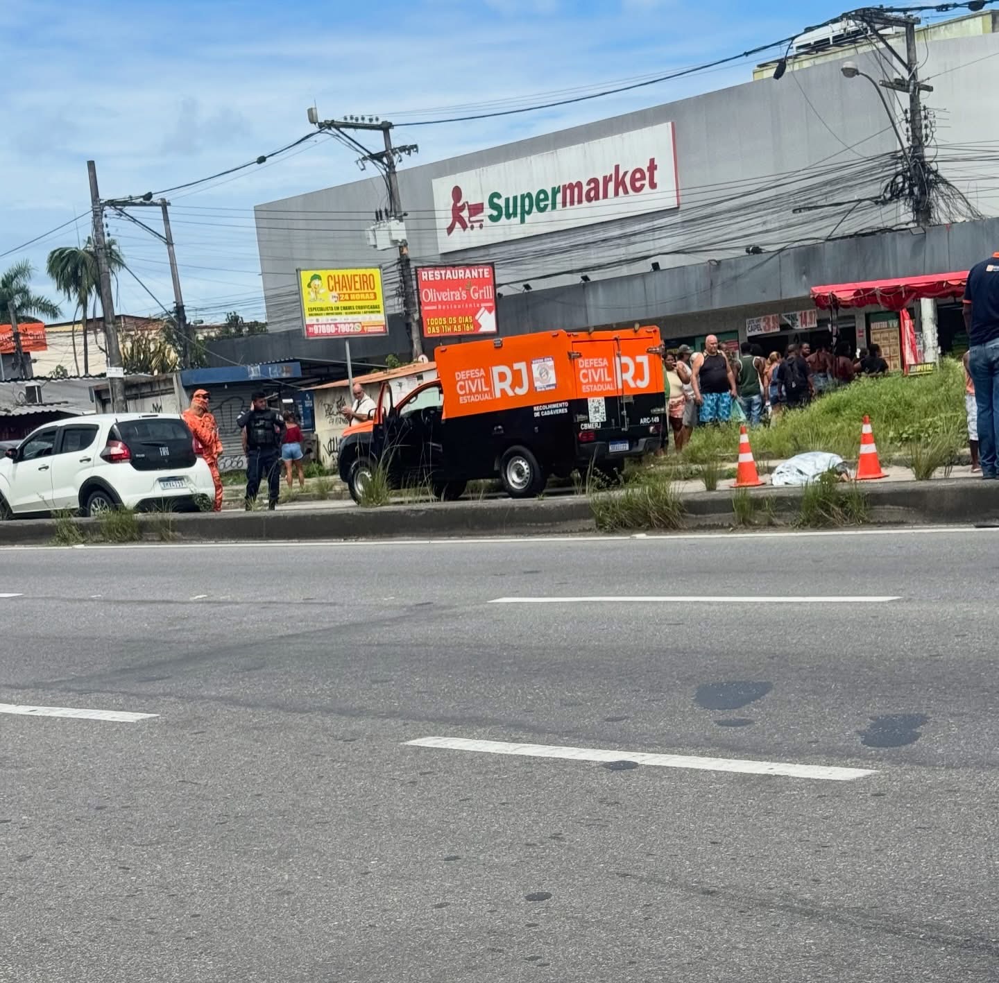 Atropelamento fatal na RJ-106 deixa mulher morta próximo à passarela do Engenho do Roçado