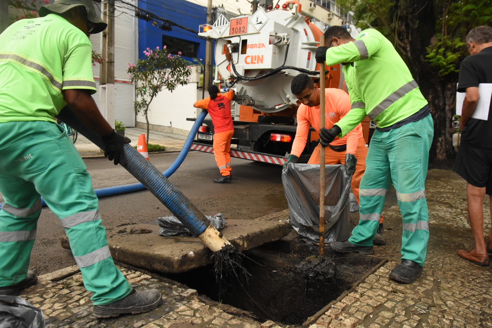 Clin intensifica força-tarefa de limpeza em Niterói durante o verão