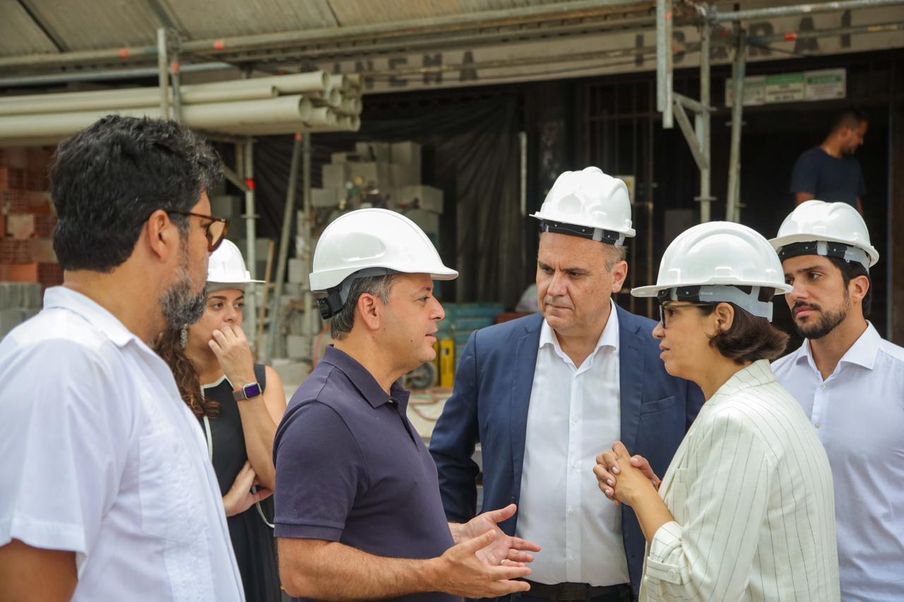 Prefeito Rodrigo Neves vistoria obras de reforma do Cinema Icaraí