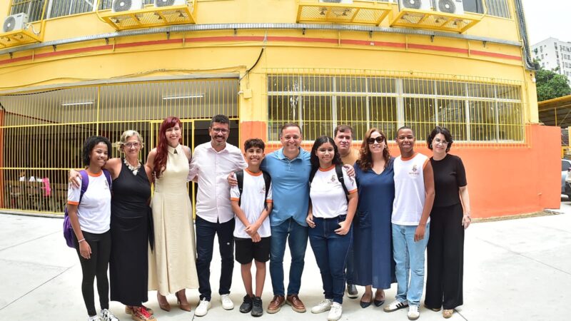 Prefeito Rodrigo Neves visita Escola Municipal Paulo Freire, no Fonseca, após conclusão de reforma