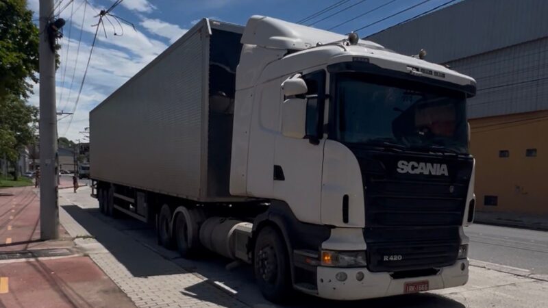 Motorista é feito refém durante roubo de carga na BR-101, em São Gonçalo