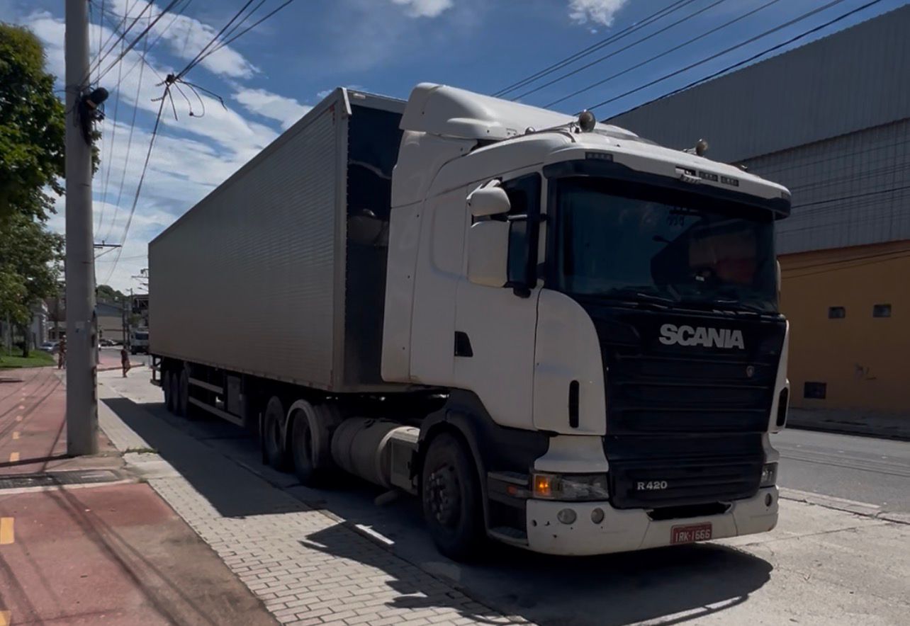 Motorista é feito refém durante roubo de carga na BR-101, em São Gonçalo