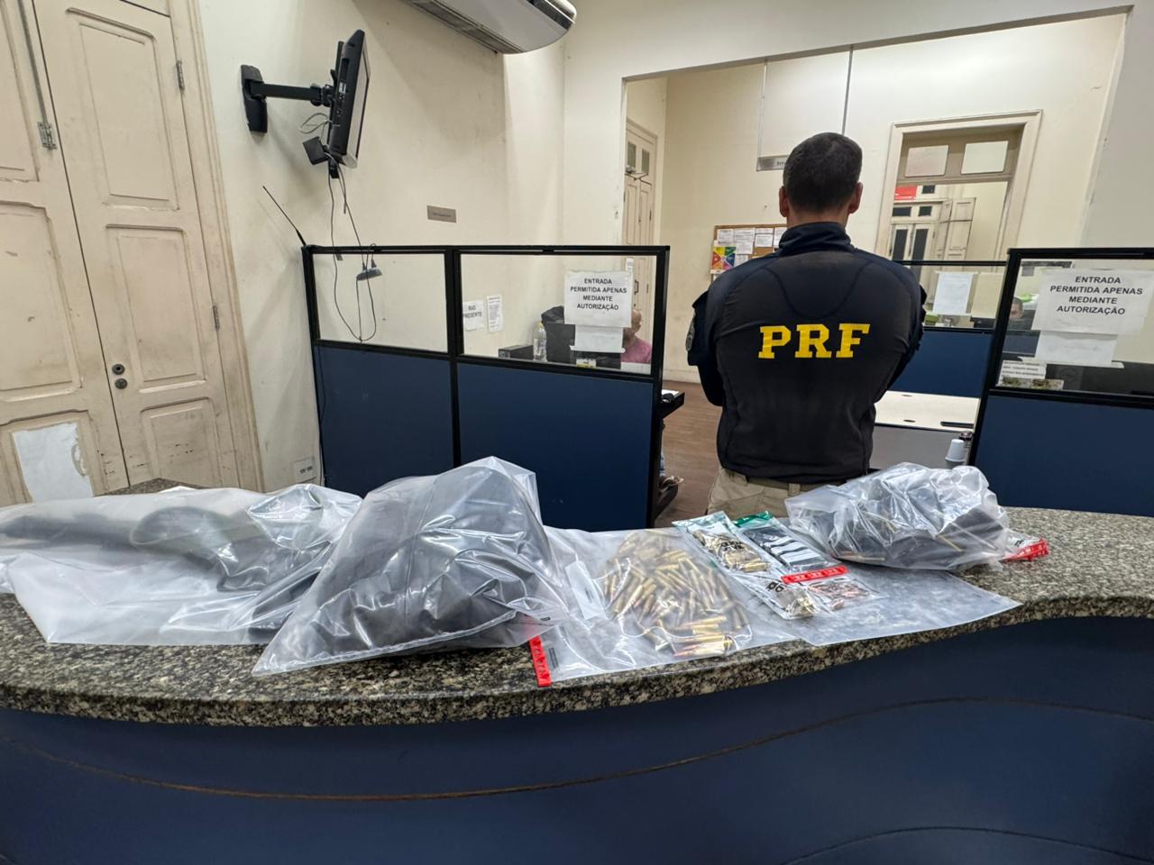 Homem morre em acidente na Ponte Rio-Niterói e é flagrado com fuzil G3 e granada