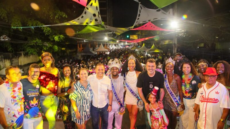 Prefeito Rodrigo Neves prestigia Carnaval nos bairros e celebra a cultura popular em Niterói