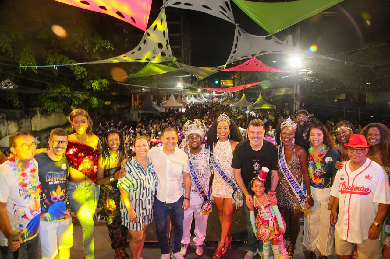 Prefeito Rodrigo Neves prestigia Carnaval nos bairros e celebra a cultura popular em Niterói
