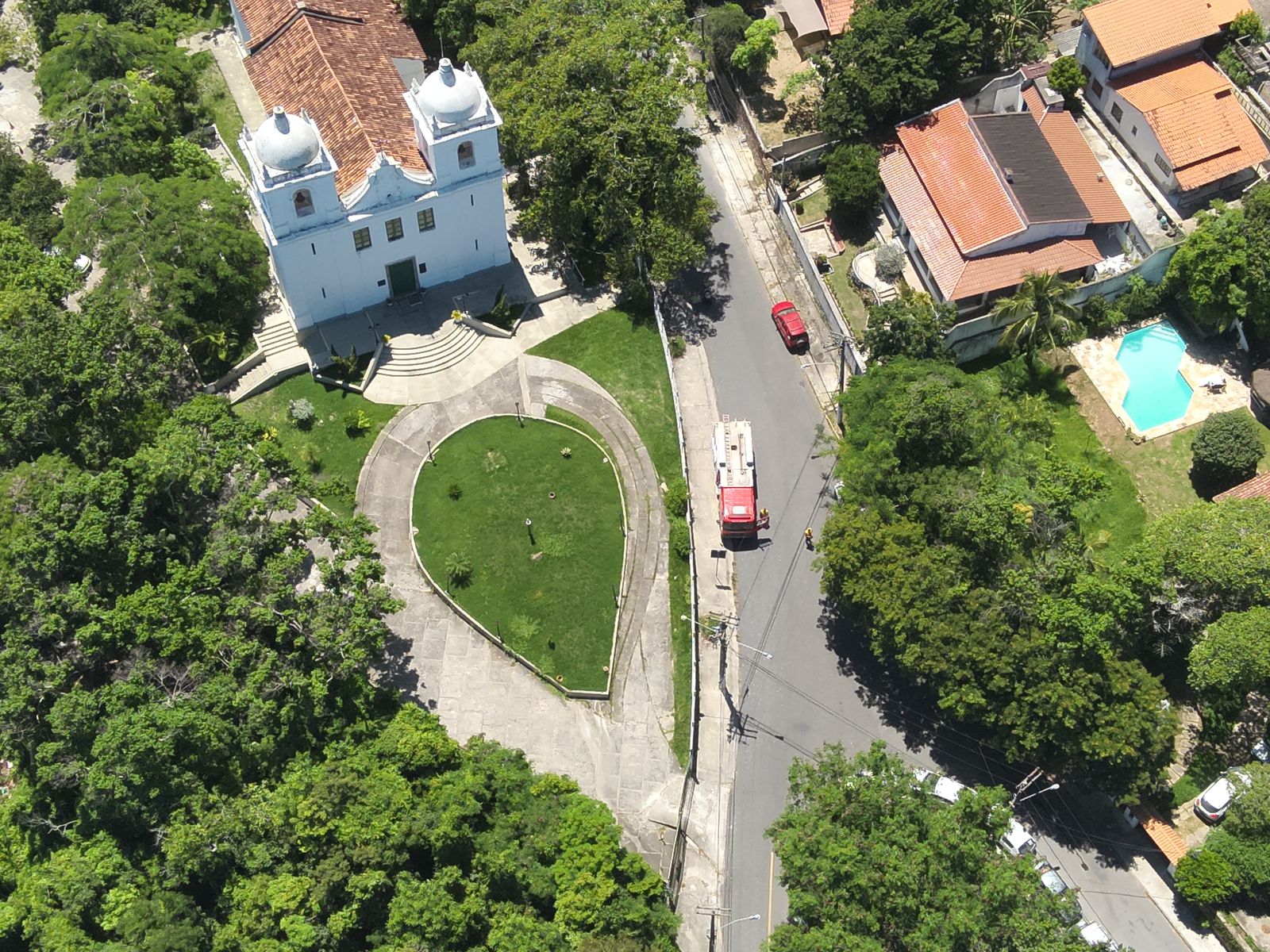 Monitoramento aéreo da Prefeitura de Niterói ajuda a encontrar mulher perdida em trilha em Itaipu